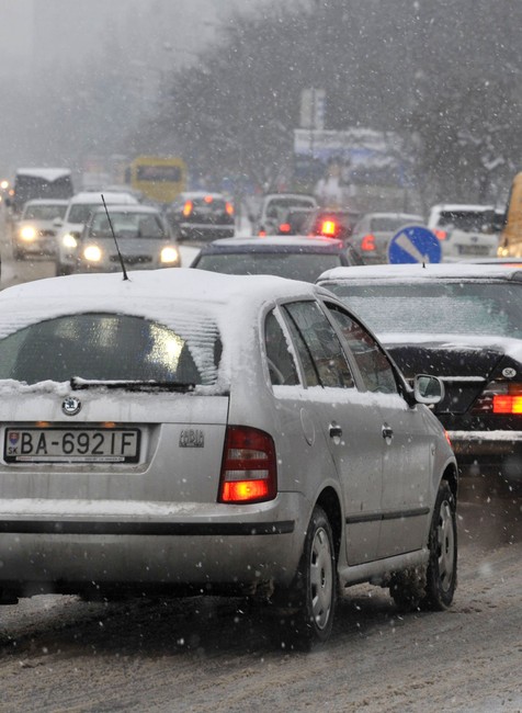 blokada, tomasikova ulica, sneh, auta, cesta