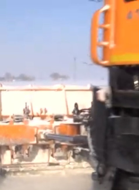 Pluhy, traktory či snehové frézy v najvyššej pohotovosti. Časť obyvateľov sa ocitla v zajatí snehu