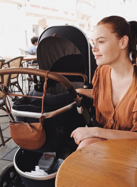  Mary Bartalos na prechádzke so synčekom Noelom