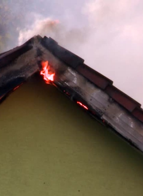 [multi] Muž (55) podpálil dom, kde žije s manželkou. Potom sa pokúsil siahnuť si na život 2385