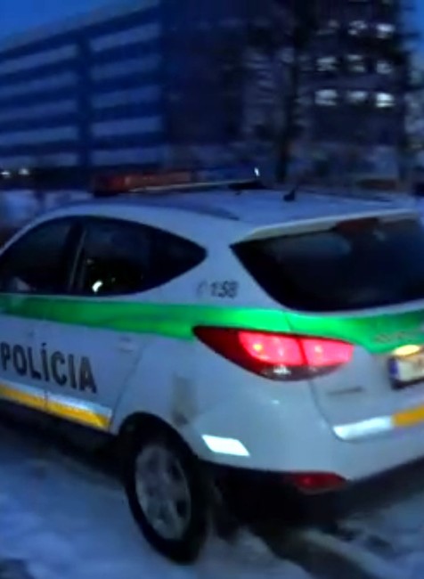 Mrazy si vyžiadali prvú obeť.  Policajti našli mŕtveho muža v provizórnej chatke