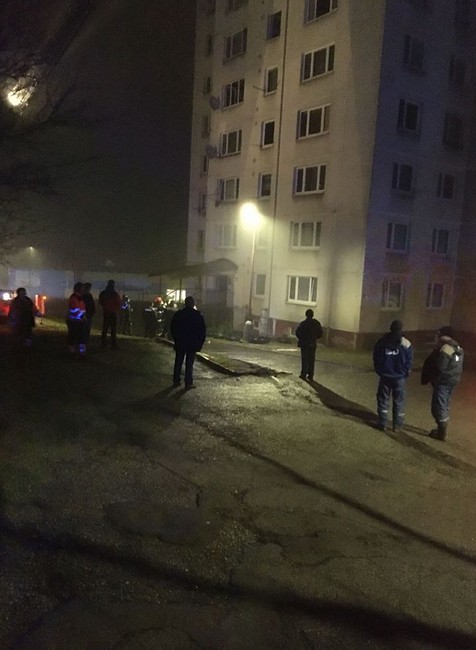 V Bardejove evakuovali z bytovky vyše sto ľudí. Obyvatelia ostali bez strechy nad hlavou 1