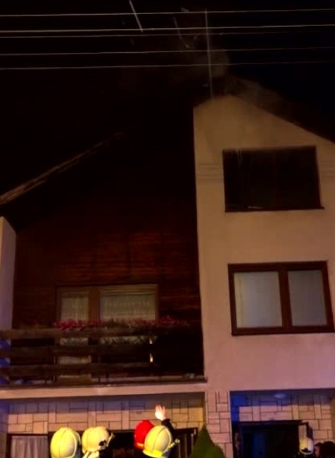 Po silnej rane nasledoval požiar. Strechu rodinného domu zapálil blesk3941