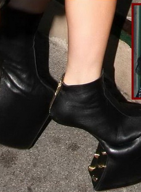 Koláž: Lady Gaga a jej topánky bez opätkov