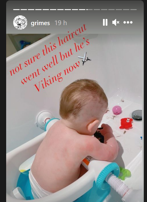 Speváčka Grimes ostrihala svojho syna na "Vikinga"