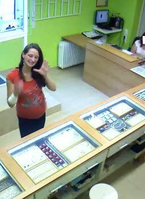 Zlodejka Novosadská Trnava zlatníctvo zábery z kamery 1