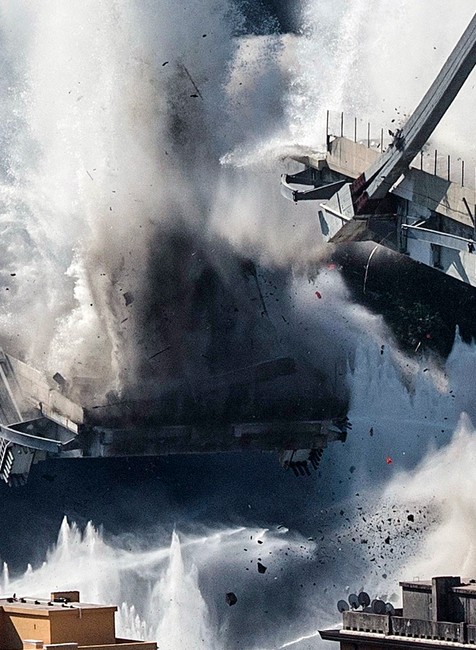 VIDEO: V Janove odpálili zvyšné dva piliery mostu, pri páde ktorého zahynulo 43 ľudí