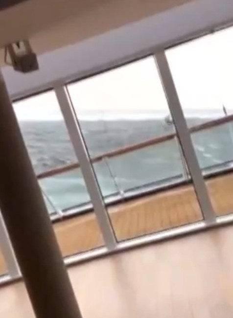 VIDEO: Nórska dráma na mori. Z výletnej lode museli evakuovať stovky ľudí