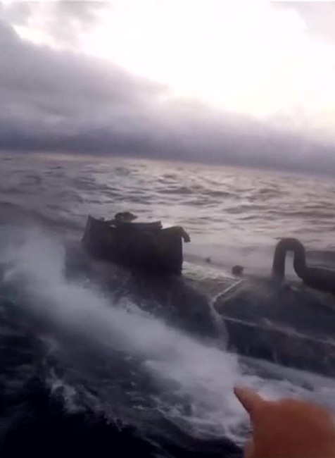 VIDEO: Dramatické zábery zo zásahu proti pašerákom. Na palube ponorky mali 8 ton kokaínu