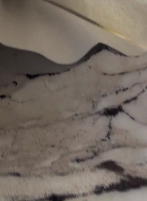 odložený a zamrznutý sneh