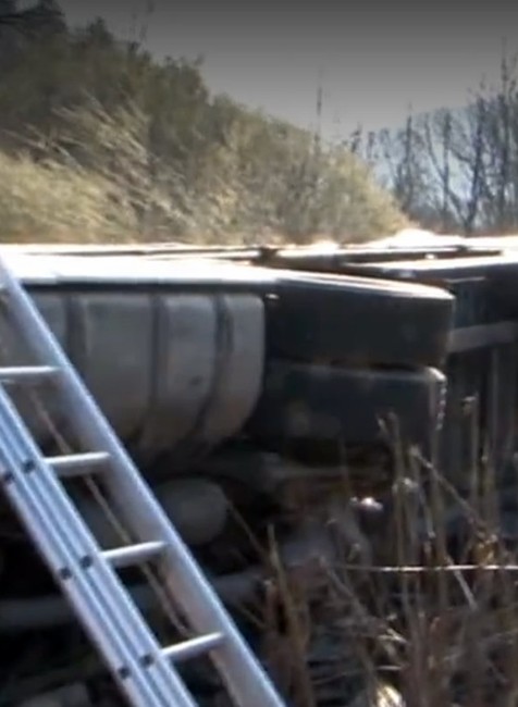 S kamiónom zišiel z cesty a prevrátil sa nabok. Vodič nafúkal takmer 3 promile