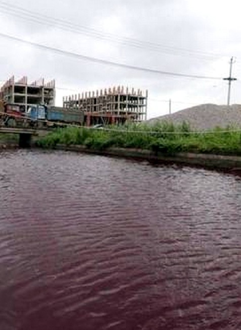 Rieka zafarbená načerveno