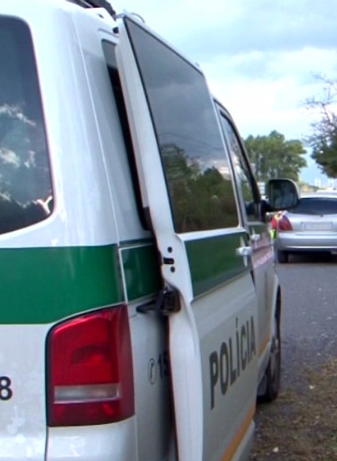 Nehoda pri Liptovskom Hrádku. Muž skončil s autom napichnutý na zábradlí