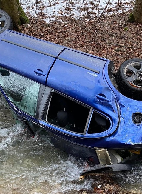 Auto skončilo v potoku