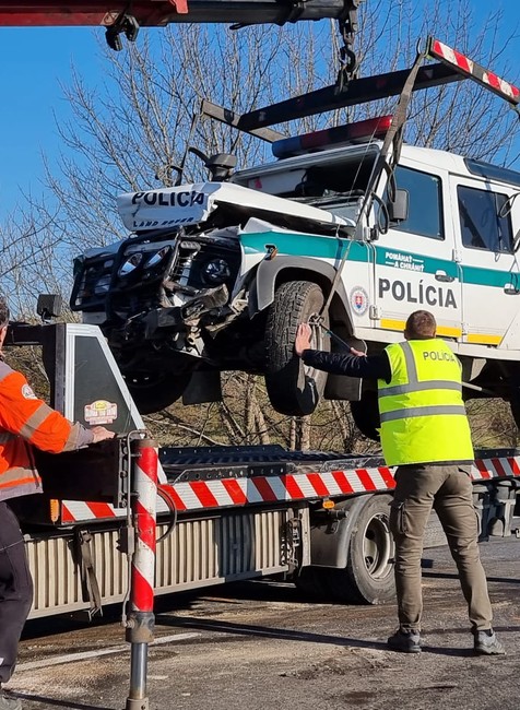Čelná zrážka dodávky s policajtmi
