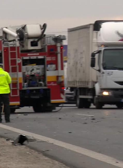 Nehoda kamión s autami