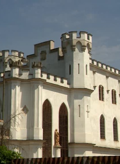 Kaštieľ v Rusovciach už dlhé roky chátra. Jeho rekonštrukcia bude drahšia, než sa predpokladalo