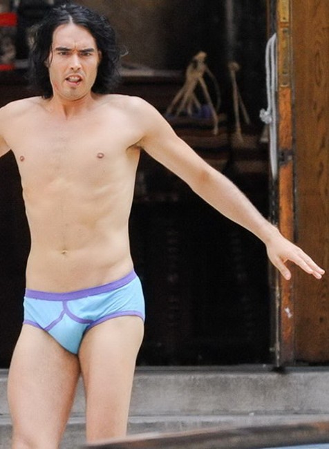 Russell Brand v slipoch