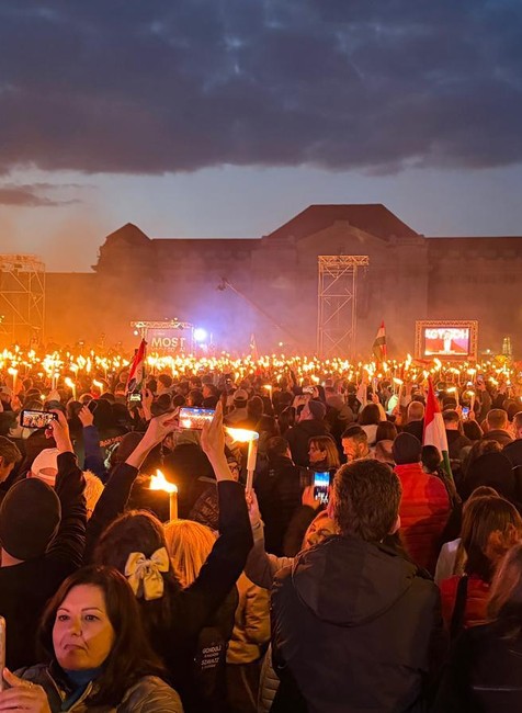 Mítingy Fideszu a TISZA deň pred voľbami v Maďarsku