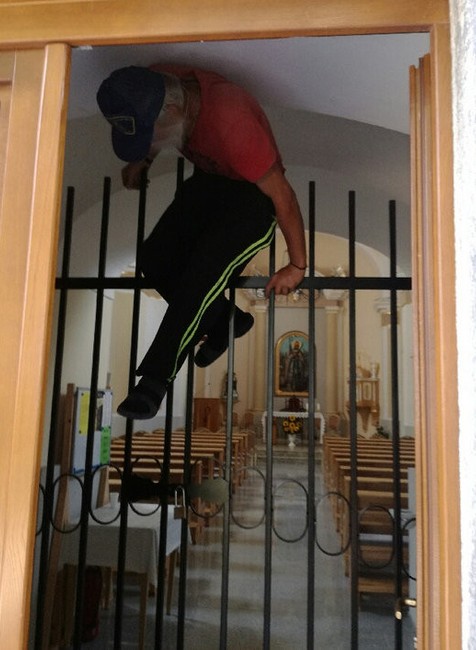 Krádež v kostole.jpg