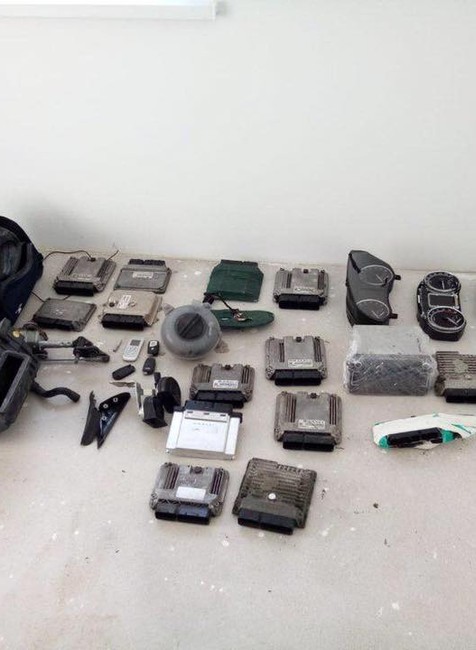 Súčiastky z áut, ktoré ukradla skupina 4 mužov 