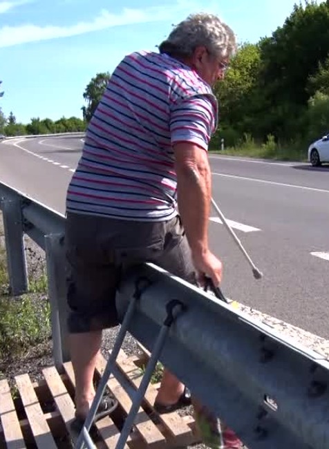 [multi] Jozefovi pred dom osadili zvodidlá, denne ich musí preliezať. Slovenská správa ciest má na to ale vysvetlenie 6628