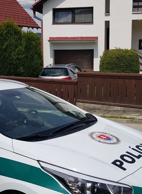 V záhrade domu našli obhorené telo