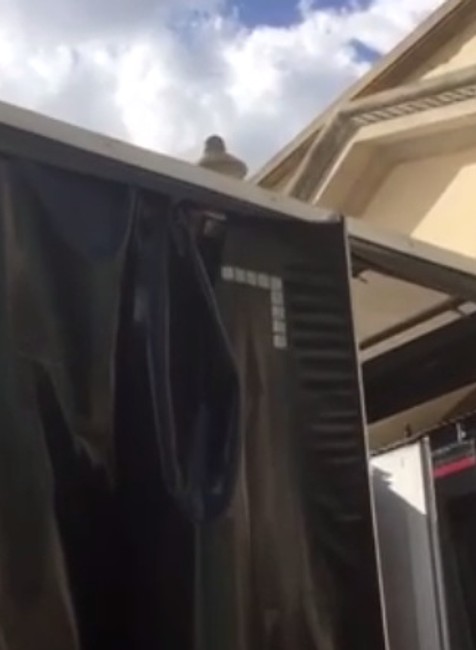 Kamión sa zasekol v bráne do hradného areálu