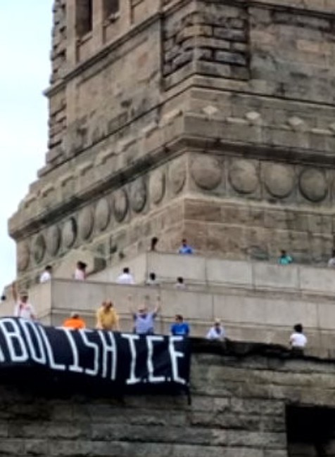 demonštranti na Soche slobody