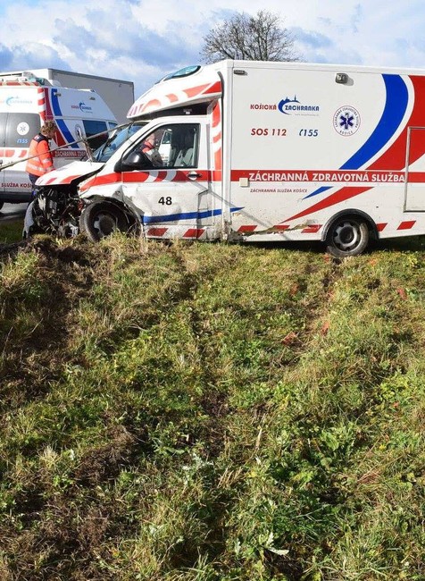 zdemolovaná sanitka po nehode s osobným autom