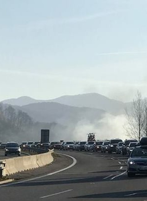 Požiar auta na R1 pri Žarnovici 