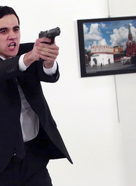 Mevlut Mert Altintas zastrelil ruského veľvyslanca v Turecku Andreja Karlova