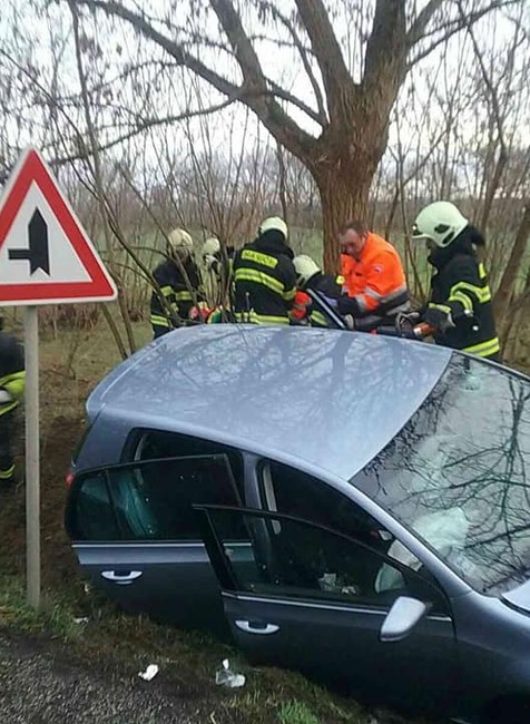 Čelná zrážka áut si vyžiadala jeden život. Cestu museli uzavrieť