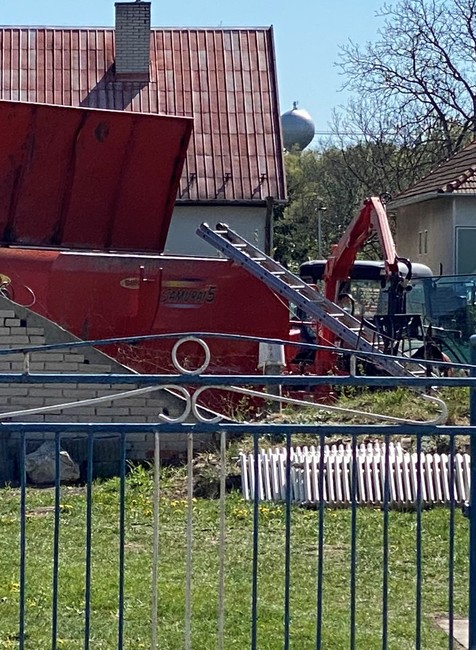 Tragédia vo Vrábľoch. Muž spadol do drvičky na drevo 