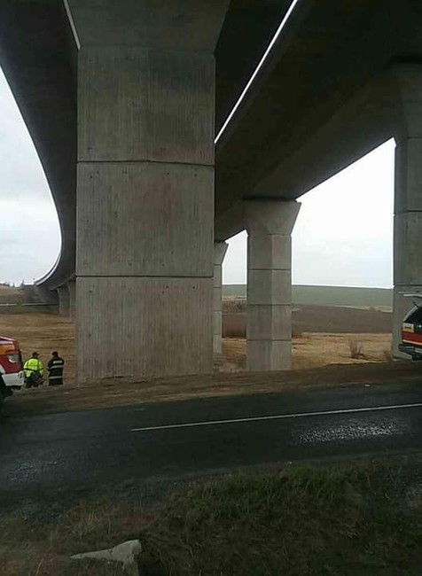 Hasiči zasahujú v Štrbe. Na hladine potoka sa objavila biela pena 