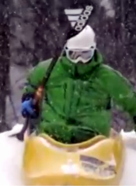 Saltá v lodi na snehu. Peter Csonka predvádza dychvyrážajúe kúsky