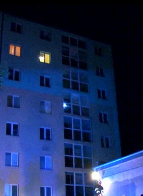 Hasiči bojovali s rozsiahlym požiarom v bytovke. Štyri osoby sa zranili