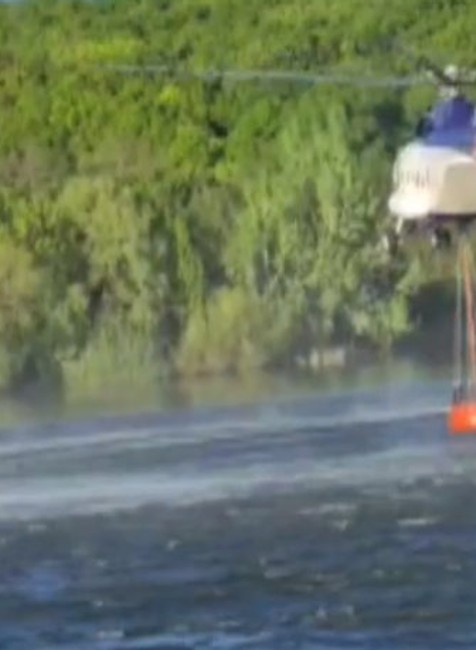 Hasičom musel pomôcť aj vrtuľník letky ministerstva vnútra.