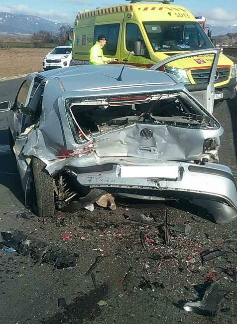 Nehoda dvoch automobilov. Na mieste zasahuje vrtuľník