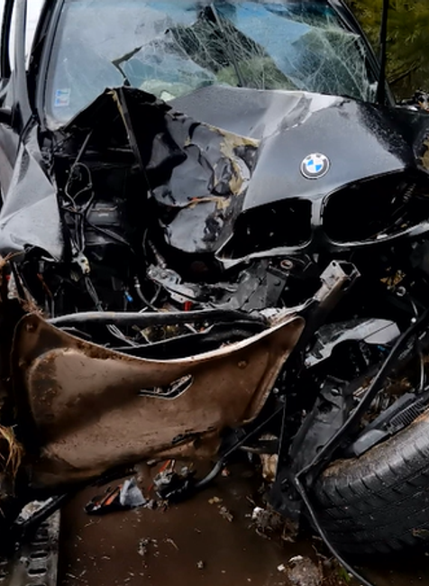 Auto s troma deťmi dostalo šmyk, rodinu po havárii odviezli z miesta záchranári 