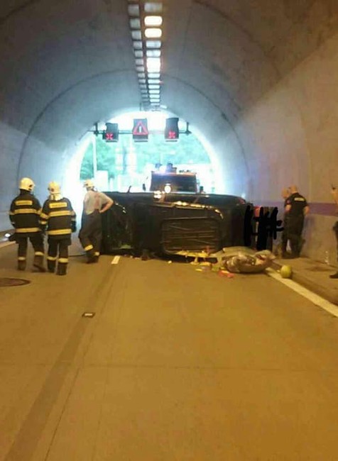 Pri nehode v tuneli Sitina sa prevrátilo auto. Na mieste zasahujú hasiči