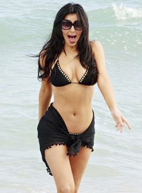 2006 - 2008 - Kim Kardashian predviedla, ako vie nosiť plavky, odvtedy sa sociálne médiá snažia získať tie najlepšie fotografie celebrít.