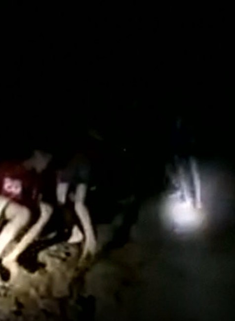 deti uviaznuté v jaskyni