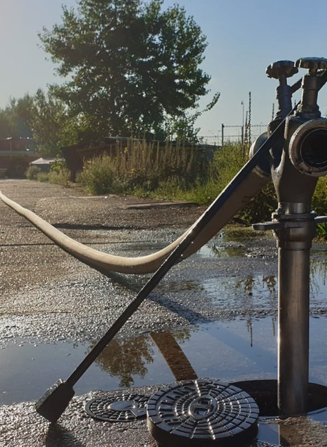 Rozsiahly požiar pri železničnej trati, hasiči ho hasia už hodiny