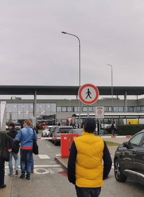Zamestnancov trnavskej automobilky skoro ráno evakuovali. Niekto nahlásil bombu
