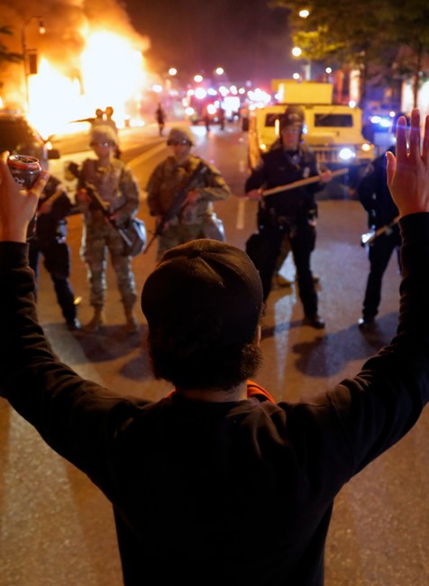 Protesty v USA vyvolané policajným zásahom sa stupňujú