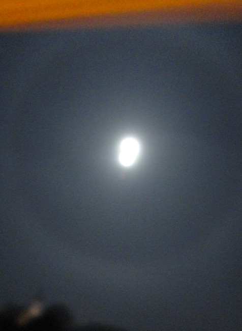 Okolo mesiaca sa vytvoril zaujímavý prstenec