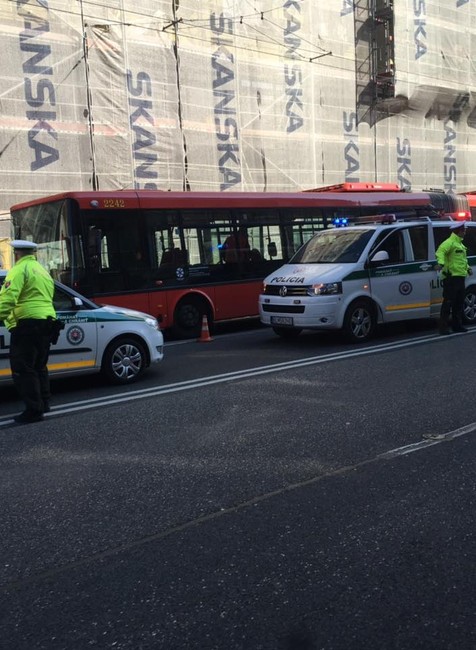 V Bratislave sa zrazil trolejbus s autobusom. Zranilo sa 12 cestujúcich