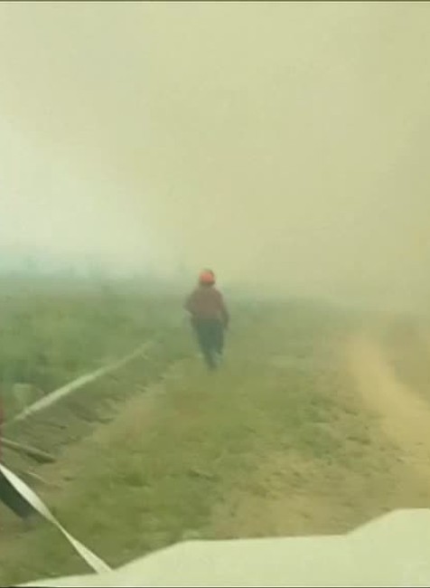 VIDEO: Hasiči uprostred požiaru zápasili s ohnivým vírom. Ten im vtiahol hadicu658