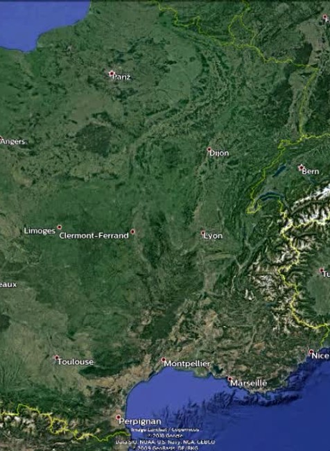 Dvaja útočníci napadli okoloidúcich ľudí. Len 19-ročného mladíka zabili a deviatich zranili